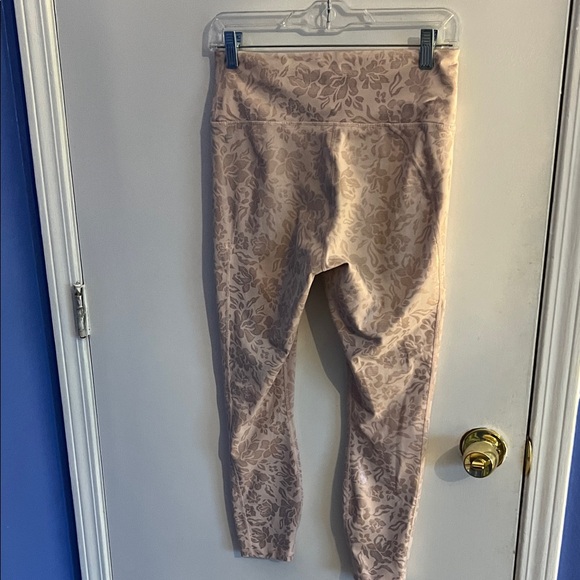 Fabletics Oasis Pure Luxe High Waisted Floral Foil 7/8 Legging - Picture 4 of 8